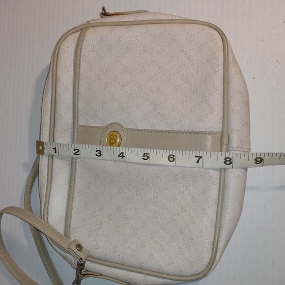 Desiree: Tan cross body bag spacious inner compartment and zipper closure. - Picture 5 of 6